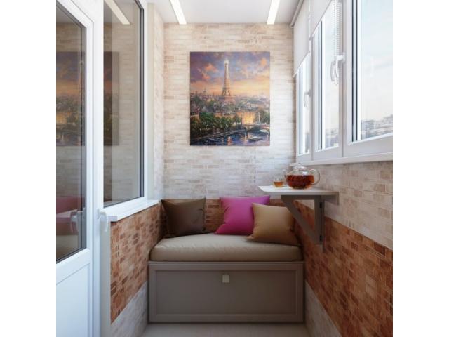 Балкон с маленьким диваном и картиной: фото