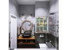 Зона умывания с черной раковиной в маленькой ванной комнате Прекрасно смотрится маленькая черная раковина  установленная на деревянную тумбу. Над раковиной оригинальное круглое зеркало в необычной раме.