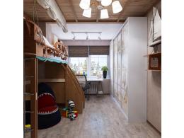 Светлый деревянный пол в детской комнате