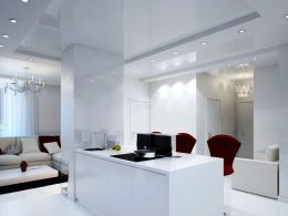 Белый натяжной потолок на совмещенной кухне и гостиной