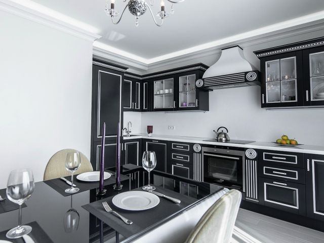 Угловая черная кухня со шкафами: фото