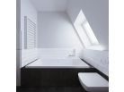 Ванная комната с наклонной белой стеной Ванная комната с наклонной белой стеной и черным полом.