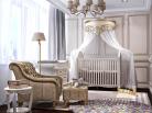 Комната для новорожденного в светлых тонах в классическом стиле Уютная и элегантная комната для новорожденного в светлых тонах. Главным украшением комнаты является кроватка и очень оригинальным и красивым балдахином. Возле окна удобно расположился столик для пеленания и удобное большое кресло. 